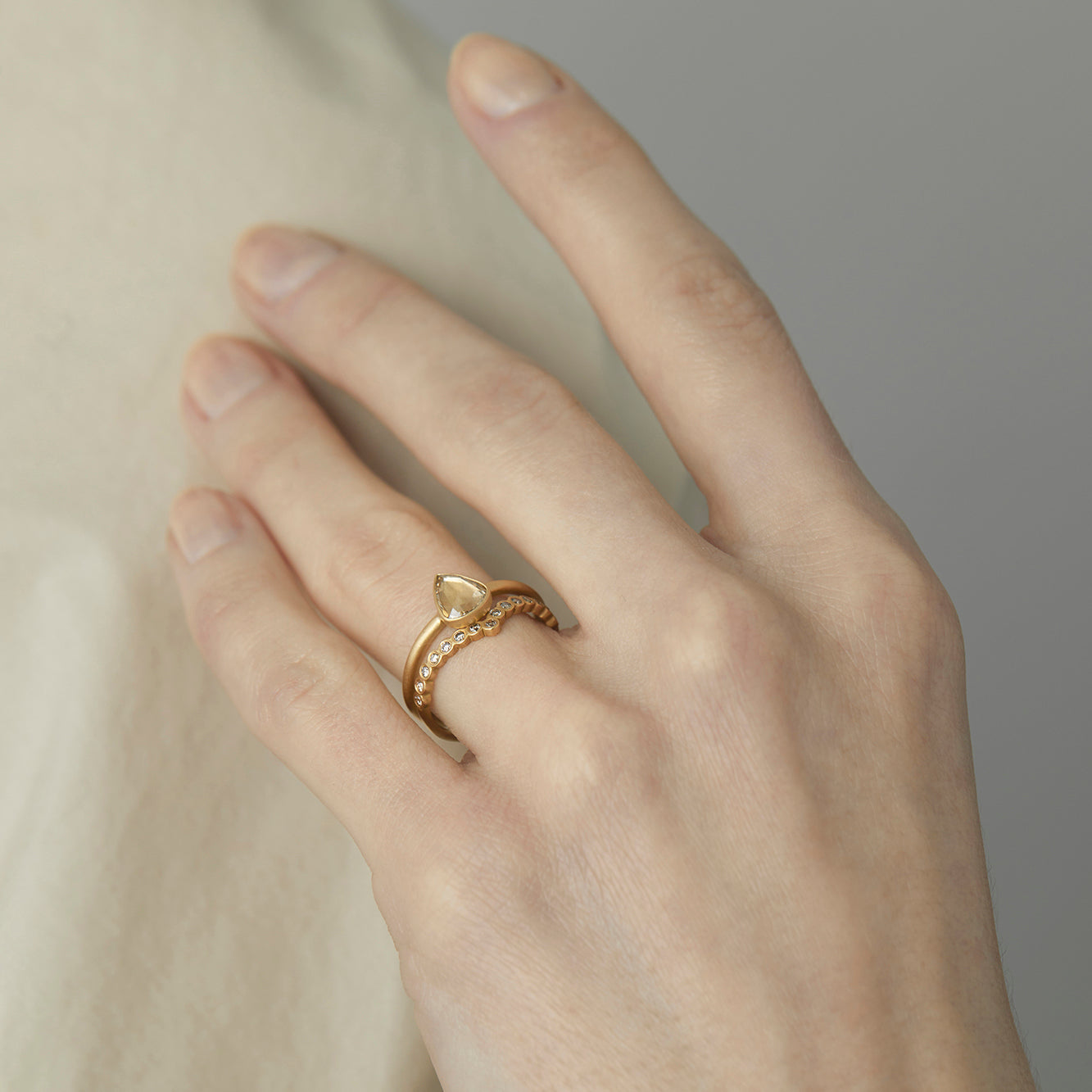 Brown Diamond Cresting Circle Band | R11501BR